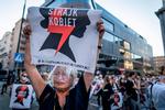 Demonstranter i Warszawa fremviser bannere med teksten 'Kvindestrejke' i protest mod den polske regerings plan om at trække sig fra Istanbul-konventionen, der skal beskytte kvinder mod vold.  Foto: Wojtek Radwanski/Ritzau Scanpix
