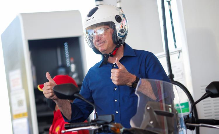 Efter en test afslørede, at han ikke længere var smittet med covid-19, bevægede Brasiliens præsident, Jair Bolsonaro, sig igen rundt offentligt - endda uden mundbind - lørdag, hvor han tog på en motorcykeltur rundt i Brasilia. Foto: Adriano Machado/Ritzau Scanpix Foto: Adriano Machado/Ritzau Scanpix