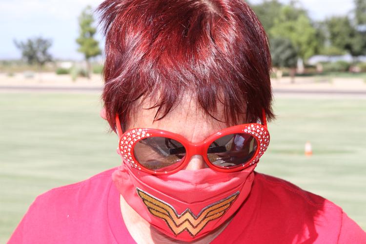 Kelley Fisher tager sine forholdsregler med maske og briller, men det er ikke nok til at undgå smitte i en klasse fuld af elever, mener hun. Foto: Jens Lenler