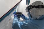 Medicinsk personale forbereder sig på at gå ind på en afdeling med patienter, der er smittet med coronavirus. De er indlagt på hospitalet United Memorial Medical Center i Houston, Texas. Og netop Texas er en af fire stater, som har haft mange smittede og døde denne måned. Foto: Go Nakamura/Ritzau Scanpix