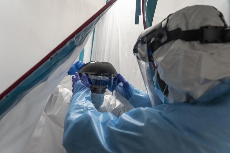 Medicinsk personale forbereder sig på at gå ind på en afdeling med patienter, der er smittet med coronavirus. De er indlagt på hospitalet United Memorial Medical Center i Houston, Texas. Og netop Texas er en af fire stater, som har haft mange smittede og døde denne måned. Foto: Go Nakamura/Ritzau Scanpix