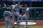 Trods den korrekte fejring i søndagens kamp mod Philadelphia Phillies er 17 personer med tilknytning til Miami Marlins smittet med coronavirus. Foto: Mitchell Leff/Ritzau Scanpix