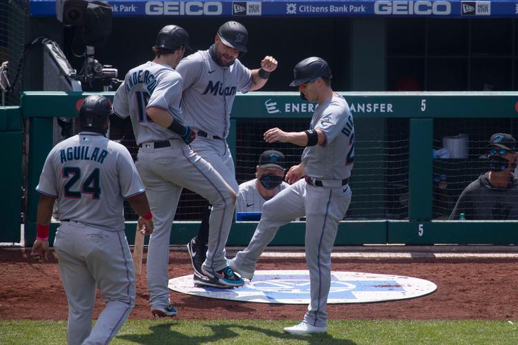 Trods den korrekte fejring i søndagens kamp mod Philadelphia Phillies er 17 personer med tilknytning til Miami Marlins smittet med coronavirus. Foto: Mitchell Leff/Ritzau Scanpix