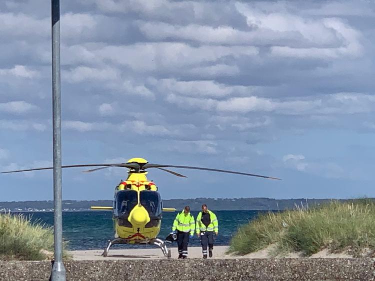 Tre brødre var tirsdag i en ulykke i vandet ved Hornbæk strand. De  De blev fanget af strømmen fra et revlehul. Livredder giver gode råd til badende.  Foto: Presse-foto.dk/Ritzau Scanpix