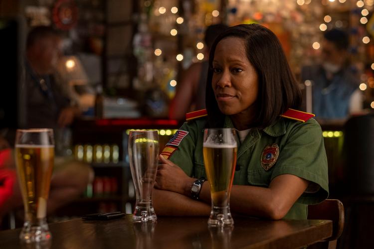 Den amerikanske skuespillerinde Regina King er nomineret for sin rolle som Angela Abar/Sister Night i HBO-serien 'Watchmen'. Serien er dette års topscorer med 26 nomineringer. Foto: HBO Nordic