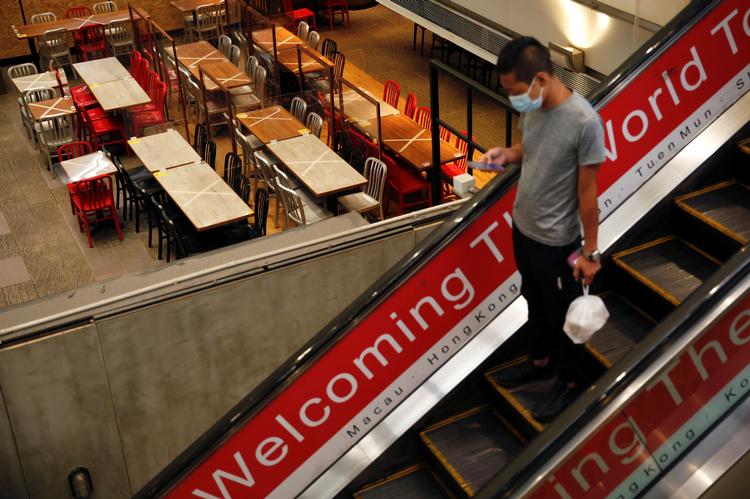 De nye restriktioner i Hong Kong forbyder restauranter at servere mad indendørs. Nu må borgerne købe take-away. Billede fra 29. juli. Foto: Tyrone Siu/Ritzau Scanpix