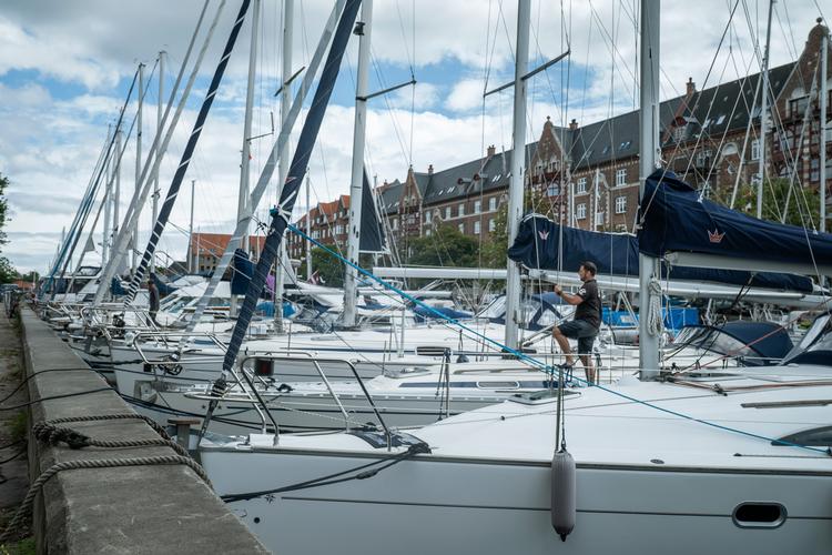Det bliver første tur i dansk farvand denne sommer for båden 'Snafari'. Efter et mislykket forsøg på at komme til Svaldbard har Thomas Helt haft sin båd til overvintring i en nordnorsk havn.  Foto: Ditte Lindblad/POLFOTO