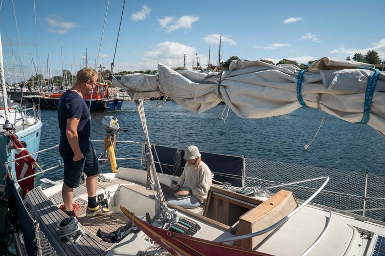 Christian Albrecht købte sin første båd, da han var midt i tyverne. Det startede med at være en alternativ løsning til en lejlighed. Efter at båden er blevet skiftet ud, og hustru og datter er kommet til, er det blevet en permanent sommerhusløsning.  Foto: Sofie Bergland/POLFOTO