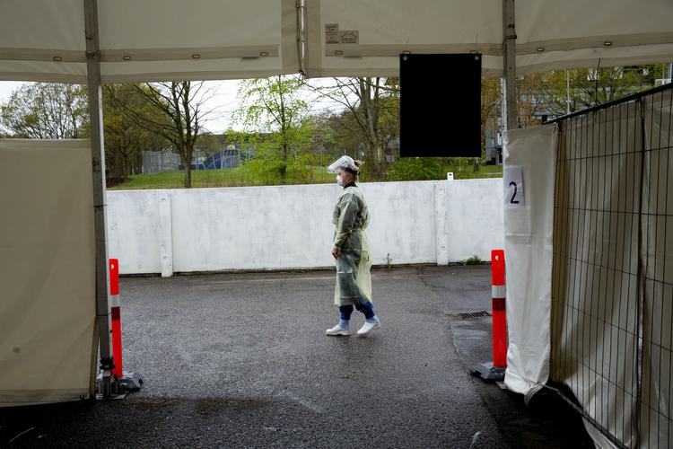 Antallet af nye smittede med covid-19 i Danmark har taget et hop onsdag. Yderligere en er død med virusset. Foto: Jacob Ehrbahn/POLFOTO