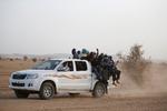 Næsten en tredjedel af dødsfaldene på land sker, når migranterne forsøger at krydse Sahara-ørkenen. Det sker typisk stuvet sammen på ladet af pickup-biler, der kører med fuld fart gennem ørkenen med en menneskesmugler bag rattet. Jævnligt falder migranter af i farten og efterlades i ørkenen. Foto: Joe Penney/Ritzau Scanpix