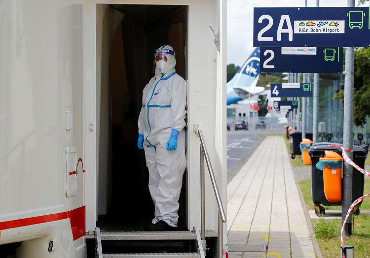 Testfacilitet i den tyske lufthavn Cologne-Bonn Airport. Testningsniveu er et af de parametre, der bestemmer rejsevejledningerne til Europa Foto: Wolfgang Rattay/Ritzau Scanpix