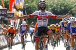 Fernando Gaviria lagde rivalerne adskillige længder bag sig i massespurten i Vuelta a Burgos. Foto: UAE Team Emirates/Bettiniphoto. 