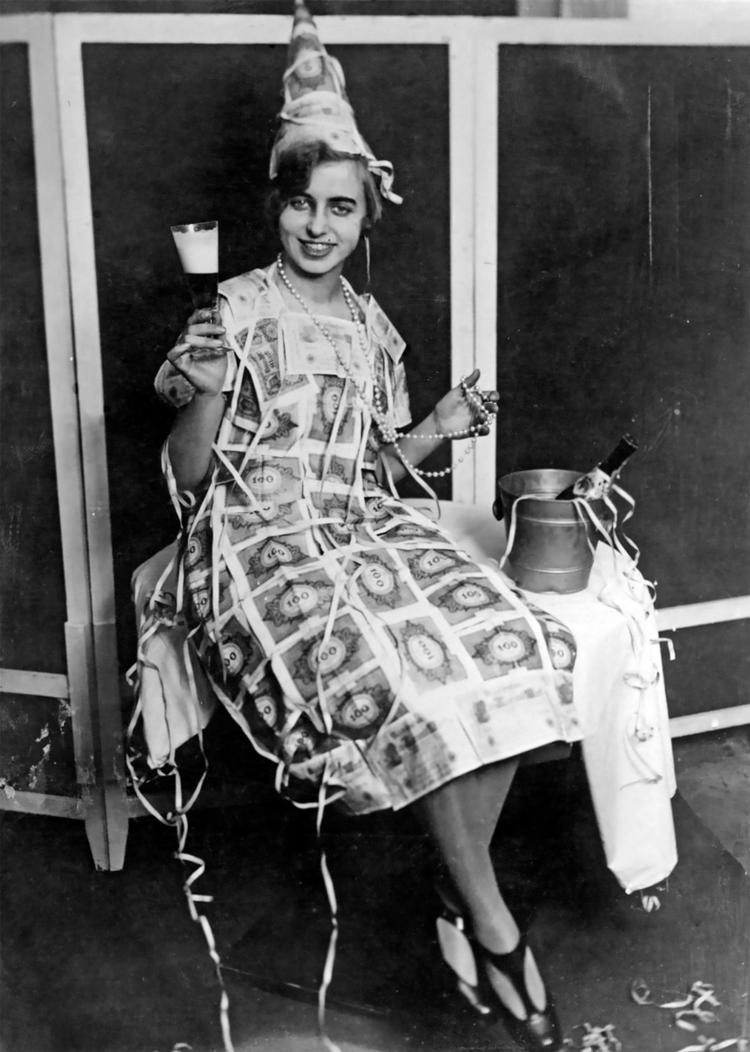   Hyperinflation. I Weimarrepublikken førte hyperinflation i 1922-23 til sidst til, at pengesedlerne blev så værdiløse, at nogle ligefrem begyndte at sy kjoler af dem . Foto: Pictorial Press Ltd / Alamy Stoc/Ritzau Scanpix