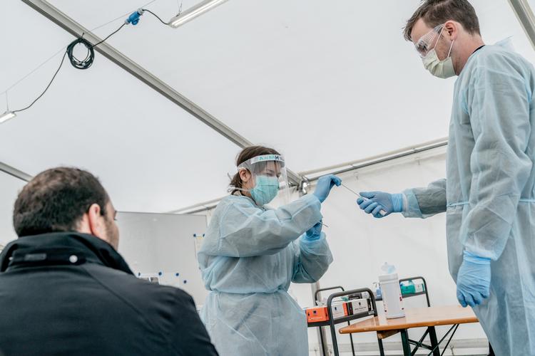     Medicinstuderende udfører tests for covid-19 på borgere uden symptomer ved et testcenter nær Friheden Station.  (arkiv) Foto: Aleksander Klug/Aleksander Klug