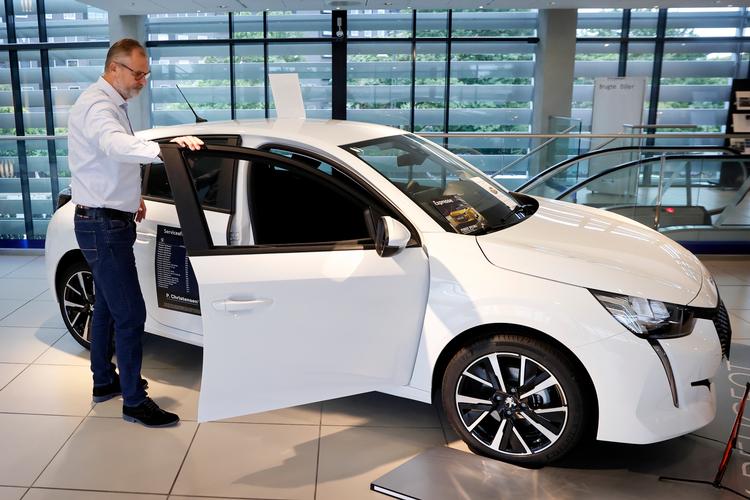 SF vil fra 2022 indfase stop for slag af nye benzin- og dieselbiler, der kører under 20 kilometer på literen. Ifølge Peugeot-forhandler Pieter Tage Larsen vil det især ramme den populære Peugoet 208. Foto: Jens Dresling/POLFOTO