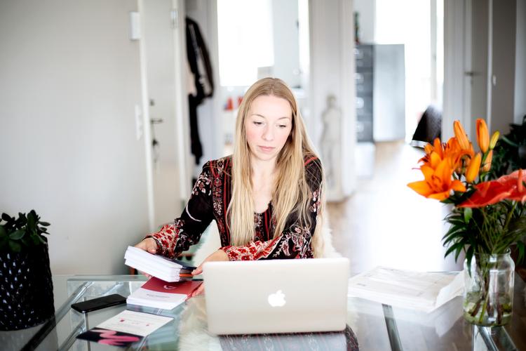 »Mange af dem, der arbejder meget, udretter ting, der er ekstraordinære, og jeg vil langt hellere være ekstraordinær, end at have et 8-16 job«, siger den 40-årige iværksætter Sarah Ophelia Møss. Foto: Nanna Navntoft