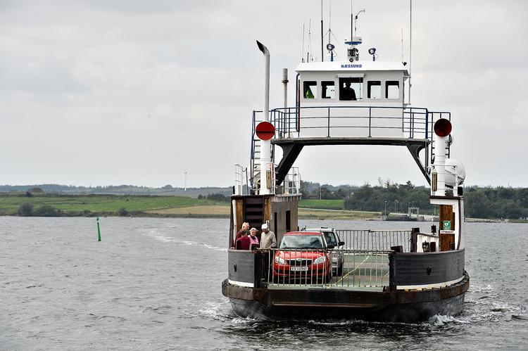 I 100 år har færgeruten, der forbinder Sydmors med Sydthy, eksisteret.  Den lille færge 'Næssund' har klaret turen siden 1980. Nu med 32 daglige afgange. Foto: Ernst van Norde/POLFOTO