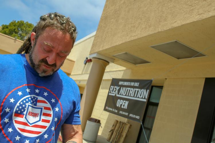 Louis Uridel startede sit fitnesscenter i 2017 i den californiske by Oceanside. Han er blevet anholdt af politiet for at have genåbnet.  