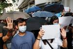 Demonstranter holder hvidt papir op foran sig for at undgå slogans, der er forbudt under den nye sikkehedslov. Tricket med det hvide papir er blevet den nye måde at demonstrere på i Hongkong.  Arkivfoto Tyrone Siu