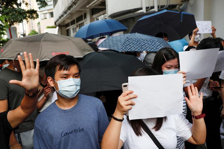Demonstranter holder hvidt papir op foran sig for at undgå slogans, der er forbudt under den nye sikkehedslov. Tricket med det hvide papir er blevet den nye måde at demonstrere på i Hongkong.  Arkivfoto Tyrone Siu
