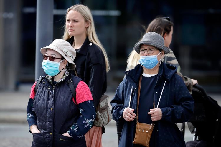 Kun enkelte personer gik fredag middag med mundbind på Rådhuspladsen i København. Nu anbefaler Sundhedsstyrelsen at benytte mundbind i myldretiden. Foto: Jens Dresling/POLFOTO