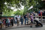 Samfundet er begyndt at ligne sig selv igen, og vi omgås hinanden mere og tættere. Det har fået smittetallene til at stige.  Foto: Jens Hartmann Schmidt/POLFOTO