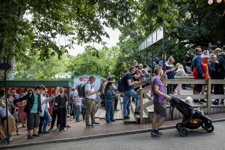 Samfundet er begyndt at ligne sig selv igen, og vi omgås hinanden mere og tættere. Det har fået smittetallene til at stige.  Foto: Jens Hartmann Schmidt/POLFOTO