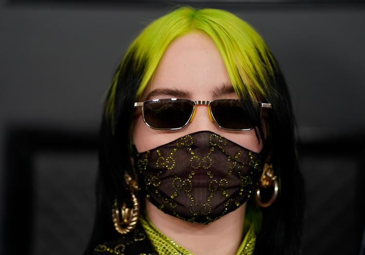 Allerede til Grammy-uddelingen i januar 2020 bar Billie Eilish et slags mundbind, da hun ankom til prisfesten. Arkivfoto: Mike Blake/Reuters   Foto: Mike Blake/Ritzau Scanpix