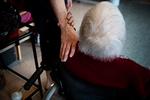 Ældresagen og Alzheimerforeningen ønsker bedre og klarere muligheder for at klage over eller gøre opmærksom på en bekymring på landets plejehjem. (Foto: Ida Guldbæk Arentsen/Ritzau Scanpix)   Foto: Ida Guldbæk Arentsen/Ritzau Scanpix
