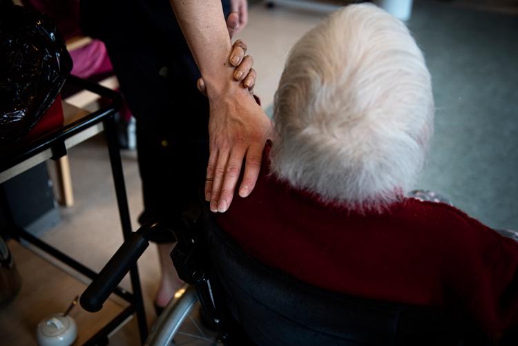 Ældresagen og Alzheimerforeningen ønsker bedre og klarere muligheder for at klage over eller gøre opmærksom på en bekymring på landets plejehjem. (Foto: Ida Guldbæk Arentsen/Ritzau Scanpix)   Foto: Ida Guldbæk Arentsen/Ritzau Scanpix