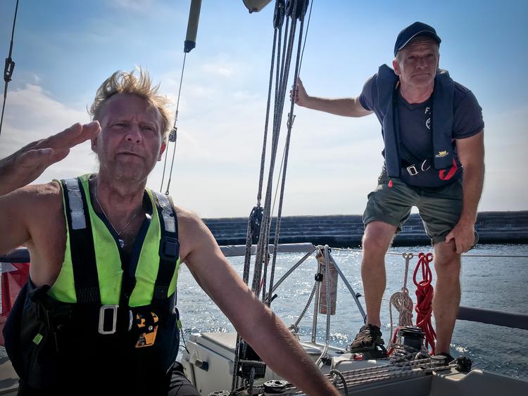 Kaptajn Kim og MotoMoto-Alex spejder mod nye horisonter. Lugtehunden Ylles er i mellemtiden gået kødets gang. Men noget hænger ved, når man har haft børn i skole sammen.  Om ikke andet lugten. Foto: Per Munch