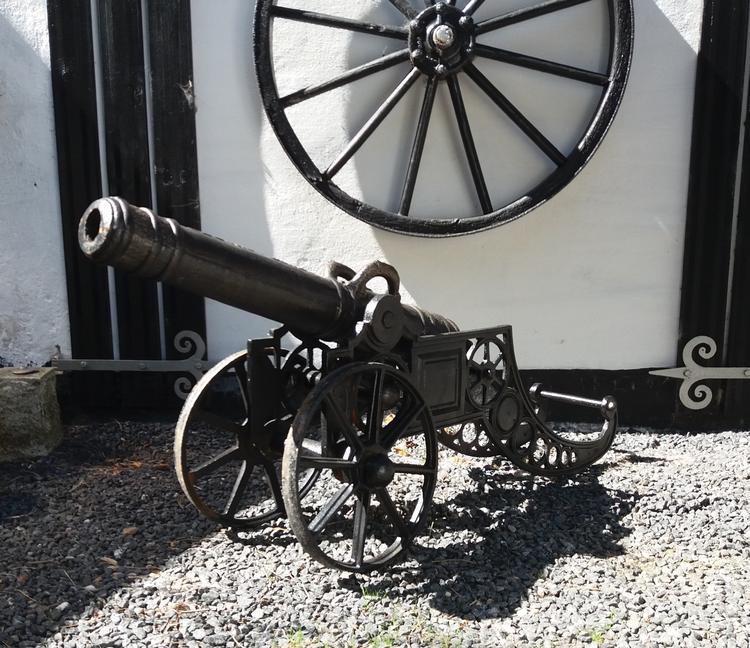 Den 160 cm lange kanon på sit nye opholdssted, der har en historie med krudt og kugler. Foto: Anette Christensen