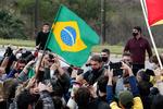 Jair Bolsonaro modtages af sine tilhængere, efter han er blevet raskmeldt i kølvandet på coronasmitten.    Foto: Brazilian Presidency/Ritzau Scanpix