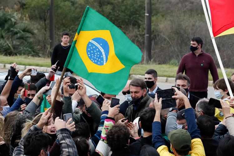 Jair Bolsonaro modtages af sine tilhængere, efter han er blevet raskmeldt i kølvandet på coronasmitten.    Foto: Brazilian Presidency/Ritzau Scanpix