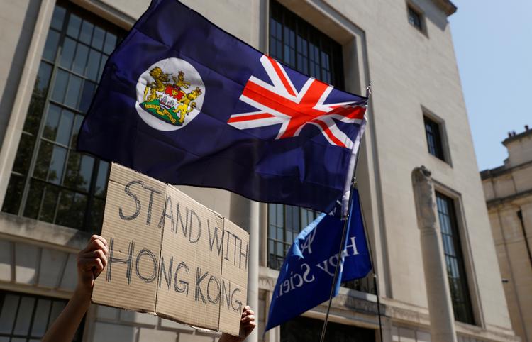 Protesterende holder Hongkongs flag op ved en demonstration foran den kinesiske ambassade i London. Foto: John Sibley/Ritzau Scanpix