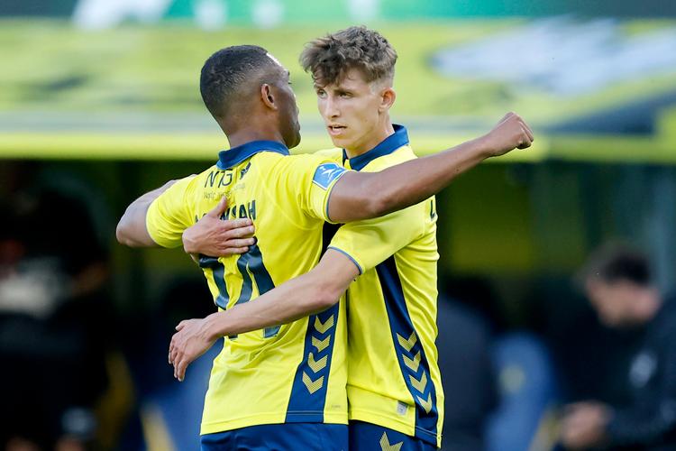 Sæsonens sidste Brøndbymål blev scoret af Jesper Lindstrøm (th.). Foto: Jens Dresling/POLFOTO