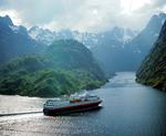 33 ansatte på skibet 'Roald Amundsen', der er en del af Hurtigruten i Norge, er bekræftet smittet med coronavirus. Ansatte og gæster, der har forladt skibet, er nu i karantæne. 