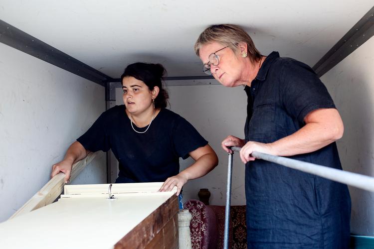     Lørdag er den dag, hvor flest mennesker flytter. Dagmar Elallafi Leth er én af dem, der her, med hjælp fra sin mor, er i gnag med at fylde traileren. »Ja, vi vidste jo ikke, vi skulle hjælpe så meget til med flytninger, da vi fik børn«, griner Marianne Elallafi Leth, mor til Dagmar. Foto: Nanna Navntoft