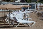    Tomme stole på Talamanca Stranden på Ibiza lørdag. Spaniens turistsektor har mistet 60 procent af indtægterne sammenlignet med samme periode sidste år, og landet er nu i recession. Frygten for en ny coronabølge forværrer situationen.  Foto: Jaime Reina/Ritzau Scanpix