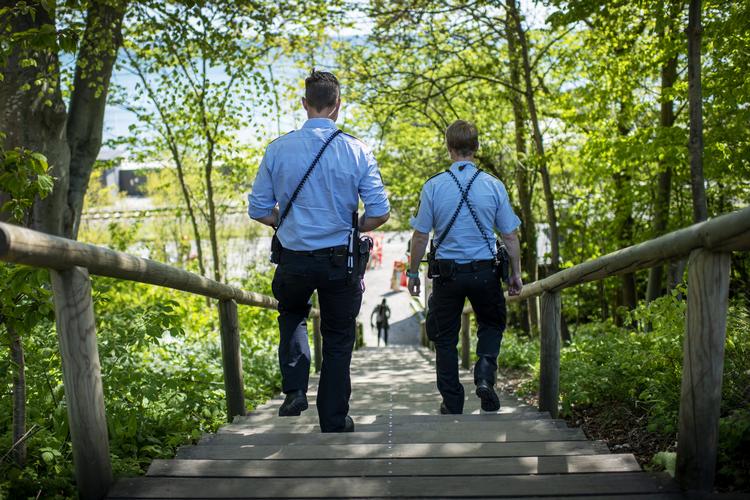 Aftenen og natten mellem lørdag og søndag var der fest og gang i gaderne mange steder i landet, melder politi. Billedet her er fra en patrulje i Aarhus tidligere i corona-perioden. Foto: Joachim Ladefoged