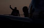 Den amerikanske præsident, går om bord på Air Force One for at flyve til Tampa, Florida. Senere på måneden skal han til North Carolina, når han skal nomineres til Det Republikanske Partis officielle præsidentkandidat ved et konvent. Det sker den 24. august og bliver uden journalister.  Foto: Saul Loeb/Ritzau Scanpix