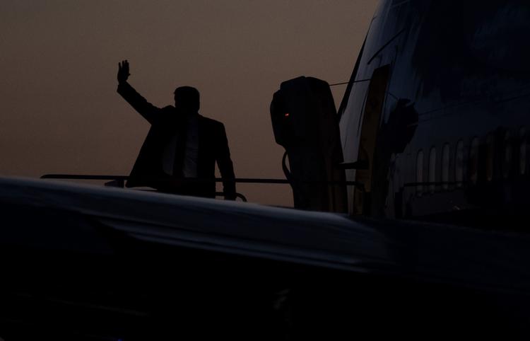 Den amerikanske præsident, går om bord på Air Force One for at flyve til Tampa, Florida. Senere på måneden skal han til North Carolina, når han skal nomineres til Det Republikanske Partis officielle præsidentkandidat ved et konvent. Det sker den 24. august og bliver uden journalister.  Foto: Saul Loeb/Ritzau Scanpix