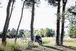 Jes Elnif i sit sommerhus, hvor han plejede sin kone Jytte, der var ramt af demens. Jes Elnif, tog hustruen ud af plejehjemmet, fordi han var utilfreds med plejen. Så han passede hende frem til hendes død i deres sommerhus på Djursland. Formand for Alzheimerforeningen, Birgitte Vølund, advokerer for grundlæggende ændringer på plejehjemmene. Og så understreger hun vigtigheden af at samarbejde med de pårørende.  Foto: Nanna Navntoft