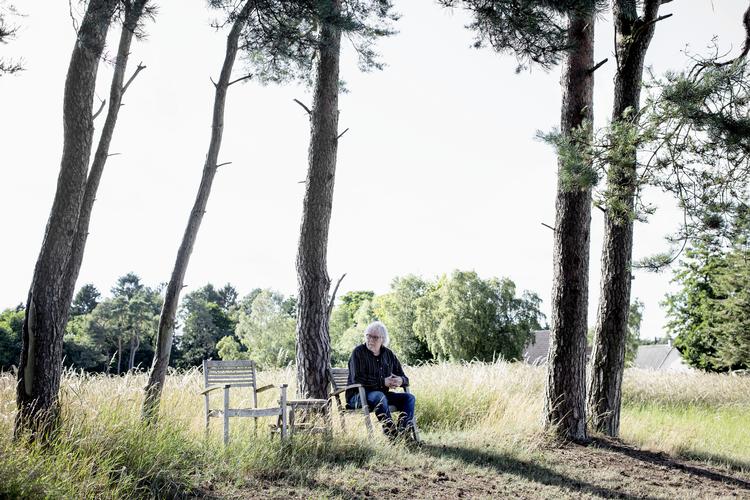 Jes Elnif i sit sommerhus, hvor han plejede sin kone Jytte, der var ramt af demens. Jes Elnif, tog hustruen ud af plejehjemmet, fordi han var utilfreds med plejen. Så han passede hende frem til hendes død i deres sommerhus på Djursland. Formand for Alzheimerforeningen, Birgitte Vølund, advokerer for grundlæggende ændringer på plejehjemmene. Og så understreger hun vigtigheden af at samarbejde med de pårørende.  Foto: Nanna Navntoft