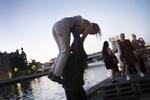 Vejret er godt, barer lukker til midnat og diskotekerne er lukkede i øjeblikket. Så mange unge har rykket festerne udenfor - til gene for naboerne, der klager over støj.  Foto: Mikkel Hørlyck/POLFOTO