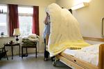 En reform skulle i 2015 få flere ind på sosu-uddannelserne. Men siden er optaget faldet med 41 procent. Venstre, der var et af partierne bag reformen, har ikke noget bud på, hvorfor det er faldet så meget.  Foto: Miriam Dalsgaard/POLFOTO