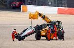 Efter at være blevet kørt af banen på første omgang måtte Kevin Magnussens Haas-racer bugseres væk. Foto: Bryn Lennon/Ritzau Scanpix