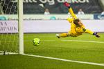 Sondre Rossbach strækker sig forgæves efter adslutningen fra Carlo Holse, men Odd vandt alligevel 2-1 over Rosenborg i den norske Eliteserie, hvor søndagen bød på tre danske scoringer,   Foto: Trond Reidar Teigen/Ritzau Scanpix