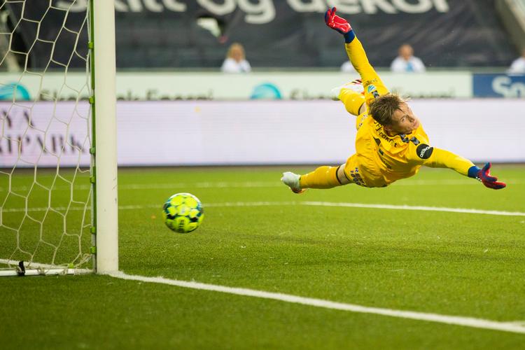 Sondre Rossbach strækker sig forgæves efter adslutningen fra Carlo Holse, men Odd vandt alligevel 2-1 over Rosenborg i den norske Eliteserie, hvor søndagen bød på tre danske scoringer,   Foto: Trond Reidar Teigen/Ritzau Scanpix