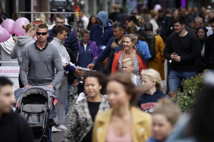  I begyndelsen af coronakrisen var de fleste gode til at holde afstand. Nu går folk tæt påblandt andet Strøget i København. Foto: Jens Dresling/POLFOTO